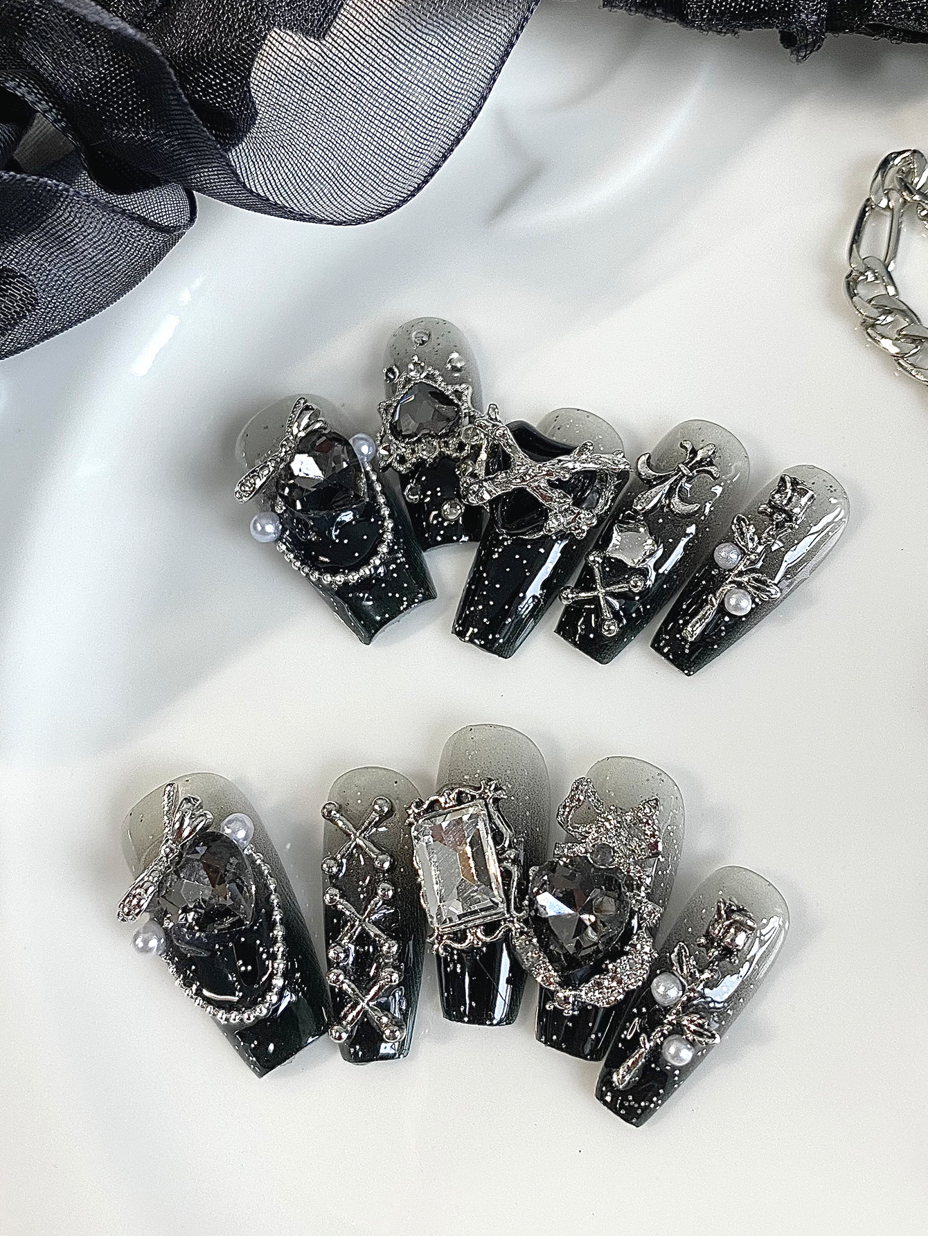 10 Pieces of Heart-Shaped Blac - Street Fashion Photoshoot 评论和价格