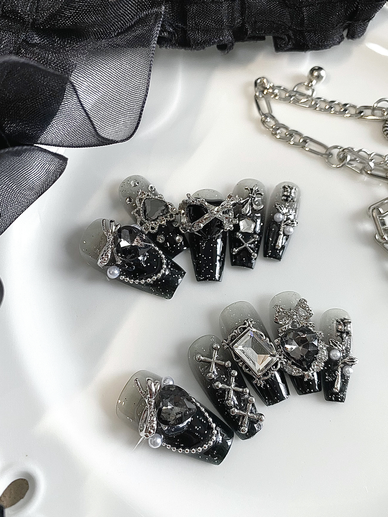 10 Pieces of Heart-Shaped Blac - Street Fashion Photoshoot 评论和价格
