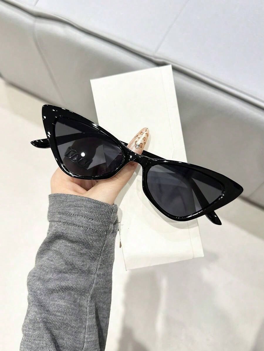 Pair Of Women's Retro Black Ca - Street Fashion Photoshoot 评论和价格