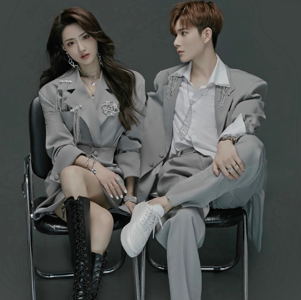 Couple's Fashionable Suit Set  - Street Fashion Photoshoot 评论和价格