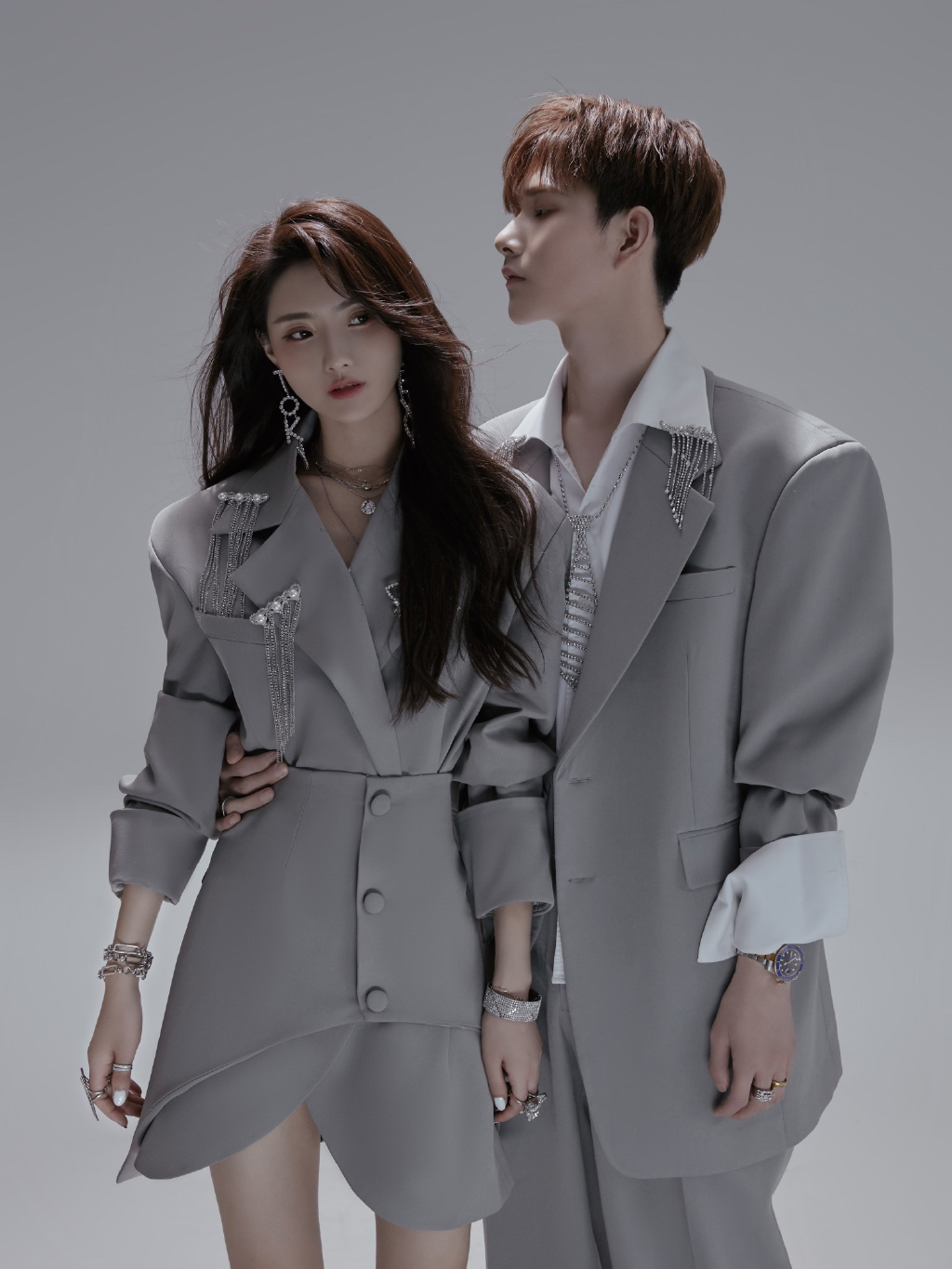 Couple's Fashionable Suit Set  - Street Fashion Photoshoot 评论和价格
